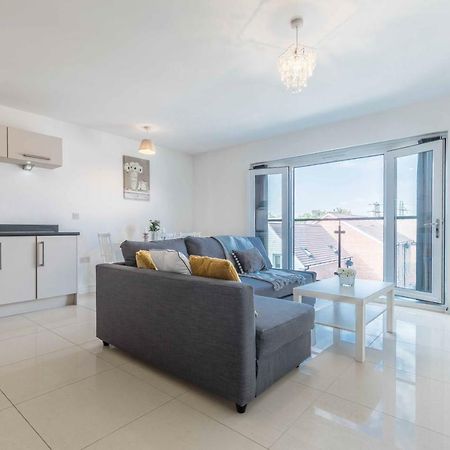 The Penthouse @ Waterside Grange Apartment สลาว ภายนอก รูปภาพ