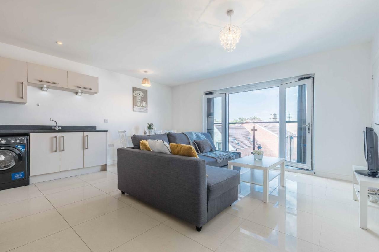 The Penthouse @ Waterside Grange Apartment สลาว ภายนอก รูปภาพ