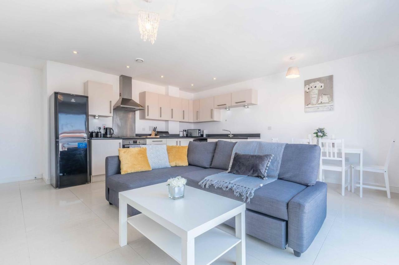 The Penthouse @ Waterside Grange Apartment สลาว ภายนอก รูปภาพ