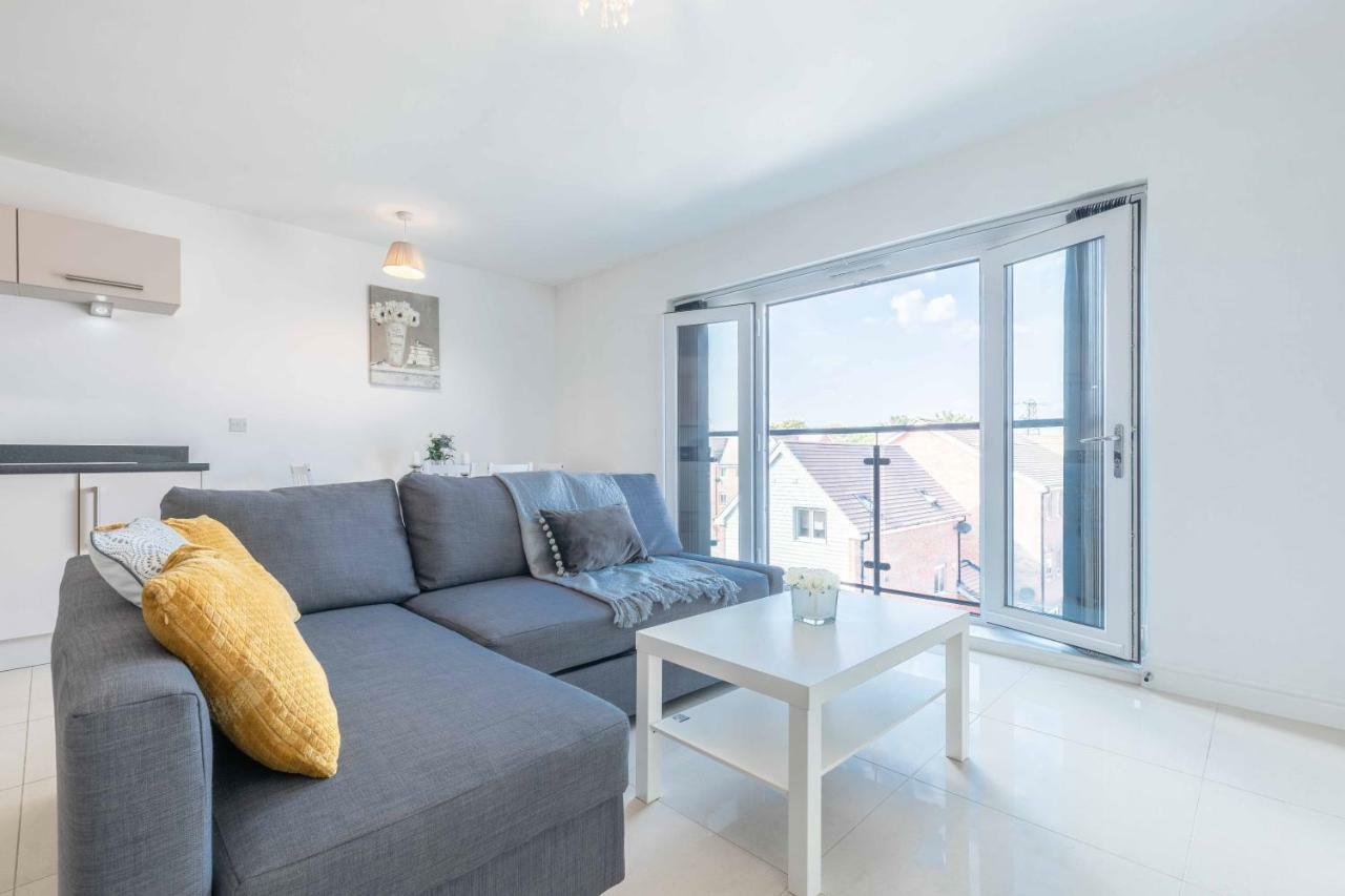 The Penthouse @ Waterside Grange Apartment สลาว ภายนอก รูปภาพ