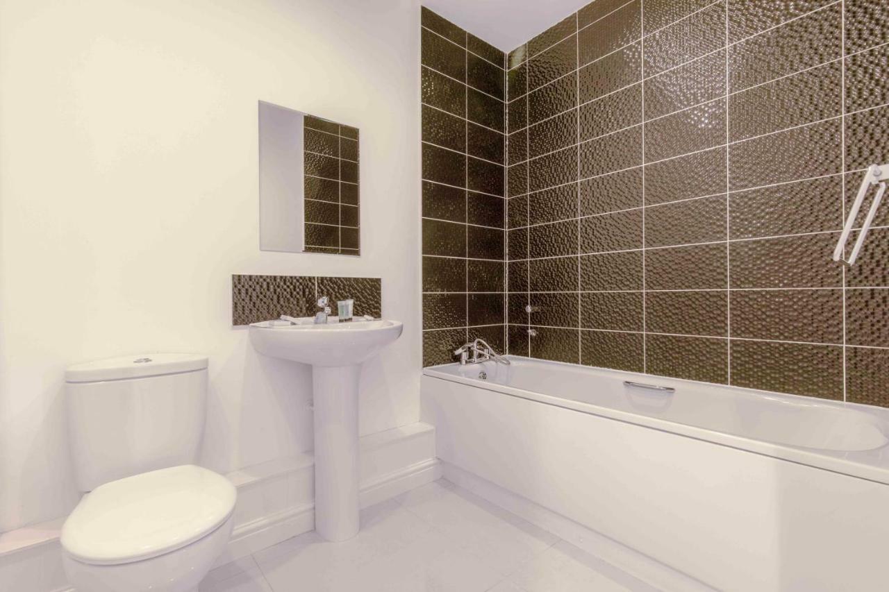 The Penthouse @ Waterside Grange Apartment สลาว ภายนอก รูปภาพ